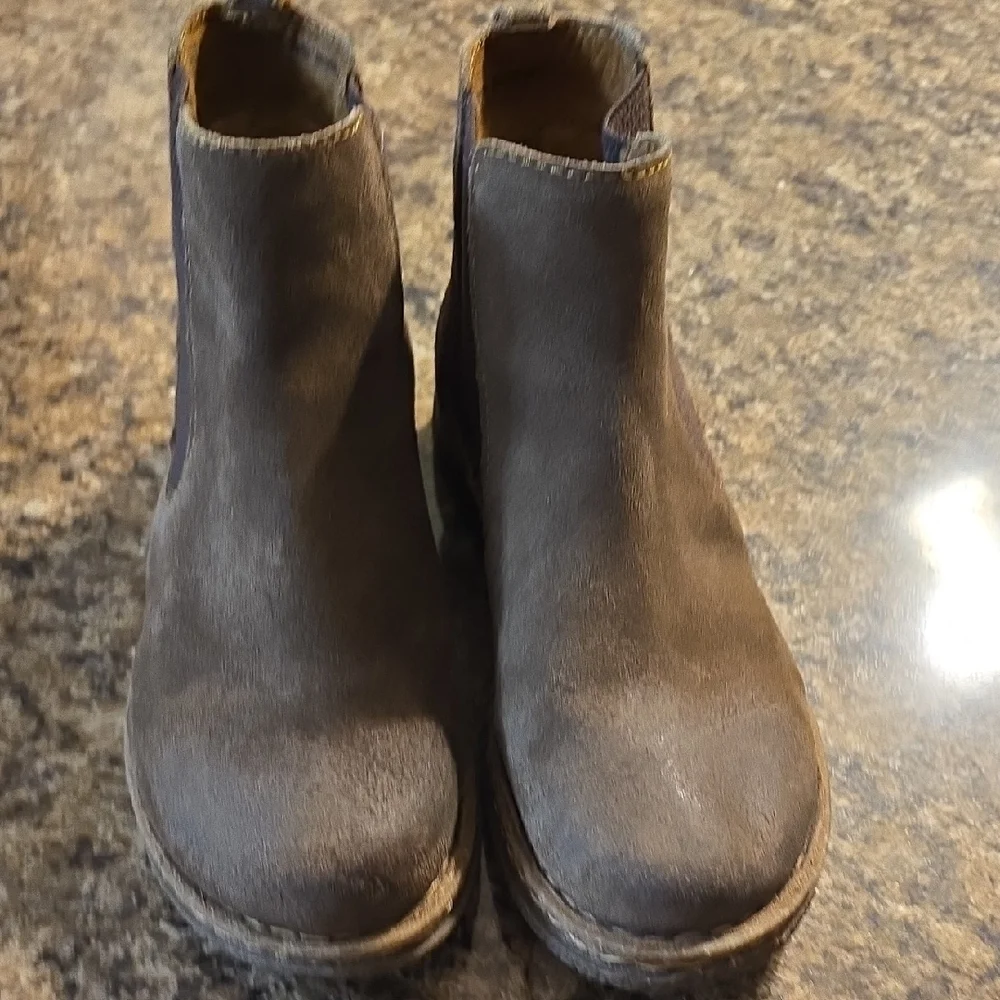 Women's Chelsea Ankle Boots in Brown Suede